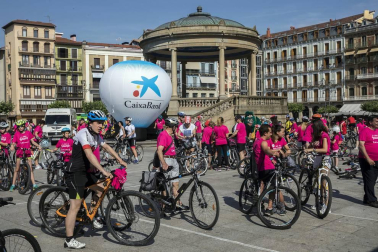 Las calles del Casco Viejo de Pamplona se llenaron este domingo de ciclistas que celebraban el Día de la Bicicleta