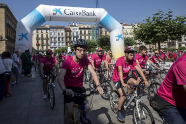 Las calles del Casco Viejo de Pamplona se llenaron este domingo de ciclistas que celebraban el Día de la Bicicleta