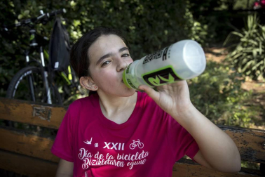 Las calles del Casco Viejo de Pamplona se llenaron este domingo de ciclistas que celebraban el Día de la Bicicleta