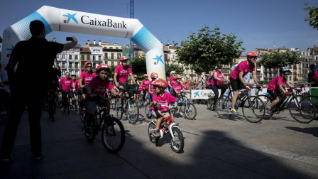 Las calles del Casco Viejo de Pamplona se llenaron este domingo de ciclistas que celebraban el Día de la Bicicleta