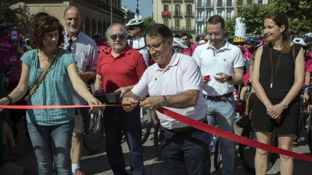 Las calles del Casco Viejo de Pamplona se llenaron este domingo de ciclistas que celebraban el Día de la Bicicleta