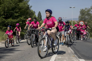 Las calles del Casco Viejo de Pamplona se llenaron este domingo de ciclistas que celebraban el Día de la Bicicleta