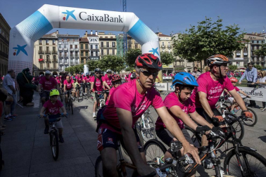 Las calles del Casco Viejo de Pamplona se llenaron este domingo de ciclistas que celebraban el Día de la Bicicleta