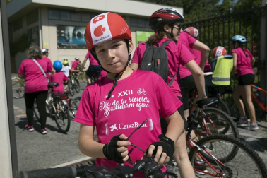 Las calles del Casco Viejo de Pamplona se llenaron este domingo de ciclistas que celebraban el Día de la Bicicleta