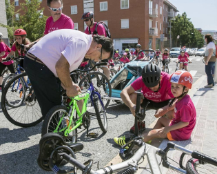 Las calles del Casco Viejo de Pamplona se llenaron este domingo de ciclistas que celebraban el Día de la Bicicleta