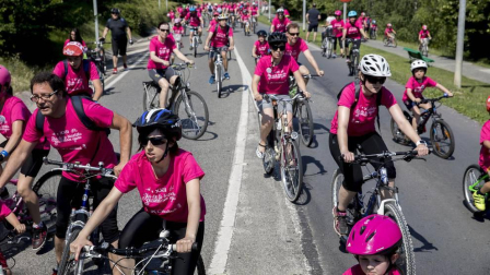 Las calles del Casco Viejo de Pamplona se llenaron este domingo de ciclistas que celebraban el Día de la Bicicleta