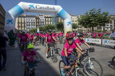 Las calles del Casco Viejo de Pamplona se llenaron este domingo de ciclistas que celebraban el Día de la Bicicleta