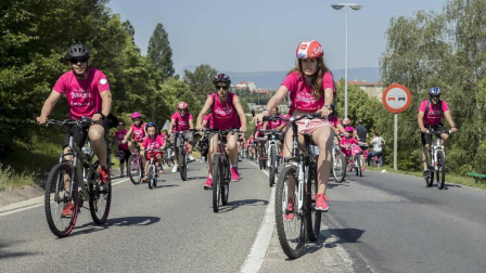 Las calles del Casco Viejo de Pamplona se llenaron este domingo de ciclistas que celebraban el Día de la Bicicleta