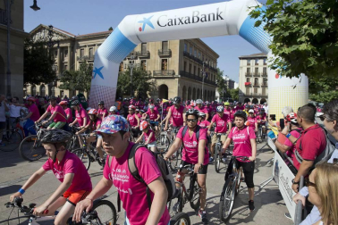 Las calles del Casco Viejo de Pamplona se llenaron este domingo de ciclistas que celebraban el Día de la Bicicleta
