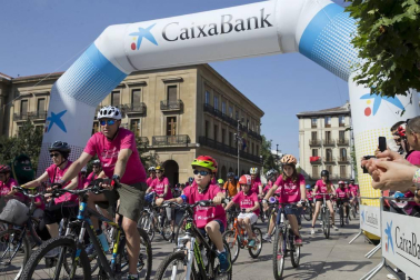 Las calles del Casco Viejo de Pamplona se llenaron este domingo de ciclistas que celebraban el Día de la Bicicleta