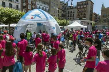 Las calles del Casco Viejo de Pamplona se llenaron este domingo de ciclistas que celebraban el Día de la Bicicleta