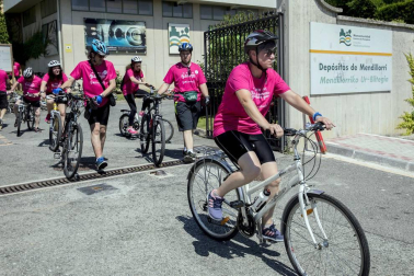 Las calles del Casco Viejo de Pamplona se llenaron este domingo de ciclistas que celebraban el Día de la Bicicleta