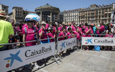 Las calles del Casco Viejo de Pamplona se llenaron este domingo de ciclistas que celebraban el Día de la Bicicleta
