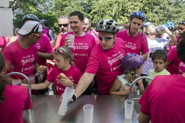 Las calles del Casco Viejo de Pamplona se llenaron este domingo de ciclistas que celebraban el Día de la Bicicleta