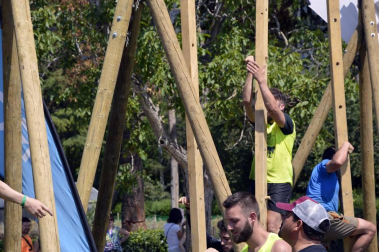 Los participantes han recorrido cinco kilómetros con trincheras de barro y agua, muros, pirámides, cargas de peso y alambradas.