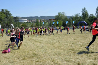Los participantes han recorrido cinco kilómetros con trincheras de barro y agua, muros, pirámides, cargas de peso y alambradas.
