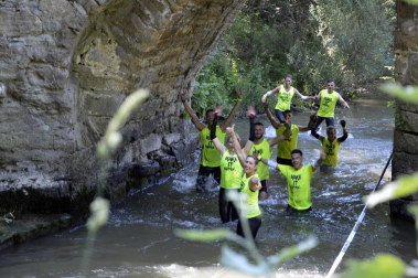 Los participantes han recorrido cinco kilómetros con trincheras de barro y agua, muros, pirámides, cargas de peso y alambradas.