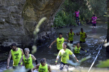 Los participantes han recorrido cinco kilómetros con trincheras de barro y agua, muros, pirámides, cargas de peso y alambradas.