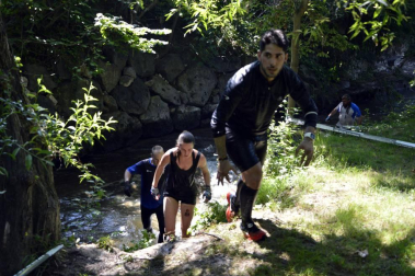Los participantes han recorrido cinco kilómetros con trincheras de barro y agua, muros, pirámides, cargas de peso y alambradas.