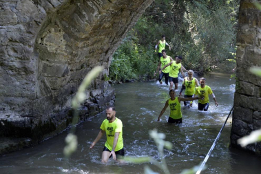 Los participantes han recorrido cinco kilómetros con trincheras de barro y agua, muros, pirámides, cargas de peso y alambradas.