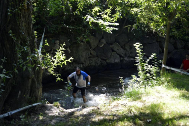 Los participantes han recorrido cinco kilómetros con trincheras de barro y agua, muros, pirámides, cargas de peso y alambradas.