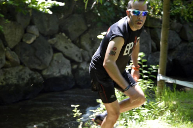 Los participantes han recorrido cinco kilómetros con trincheras de barro y agua, muros, pirámides, cargas de peso y alambradas.