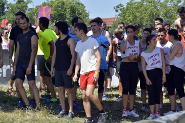 Los participantes han recorrido cinco kilómetros con trincheras de barro y agua, muros, pirámides, cargas de peso y alambradas.