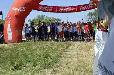 Los participantes han recorrido cinco kilómetros con trincheras de barro y agua, muros, pirámides, cargas de peso y alambradas.