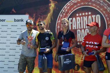 Los participantes han recorrido cinco kilómetros con trincheras de barro y agua, muros, pirámides, cargas de peso y alambradas.