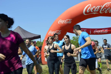 Los participantes han recorrido cinco kilómetros con trincheras de barro y agua, muros, pirámides, cargas de peso y alambradas.