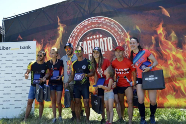 Los participantes han recorrido cinco kilómetros con trincheras de barro y agua, muros, pirámides, cargas de peso y alambradas.