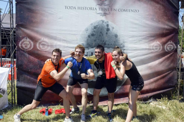 Los participantes han recorrido cinco kilómetros con trincheras de barro y agua, muros, pirámides, cargas de peso y alambradas.