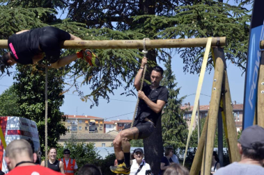 Los participantes han recorrido cinco kilómetros con trincheras de barro y agua, muros, pirámides, cargas de peso y alambradas.