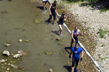 Los participantes han recorrido cinco kilómetros con trincheras de barro y agua, muros, pirámides, cargas de peso y alambradas.