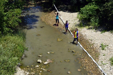 Los participantes han recorrido cinco kilómetros con trincheras de barro y agua, muros, pirámides, cargas de peso y alambradas.