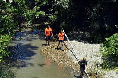 Los participantes han recorrido cinco kilómetros con trincheras de barro y agua, muros, pirámides, cargas de peso y alambradas.