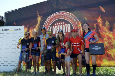 Los participantes han recorrido cinco kilómetros con trincheras de barro y agua, muros, pirámides, cargas de peso y alambradas.
