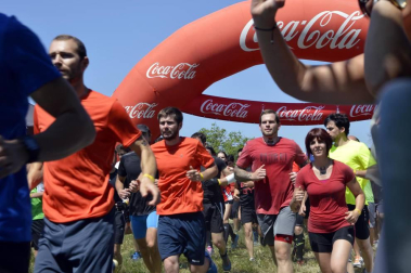 Los participantes han recorrido cinco kilómetros con trincheras de barro y agua, muros, pirámides, cargas de peso y alambradas.
