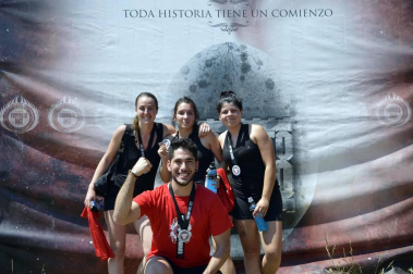 Los participantes han recorrido cinco kilómetros con trincheras de barro y agua, muros, pirámides, cargas de peso y alambradas.