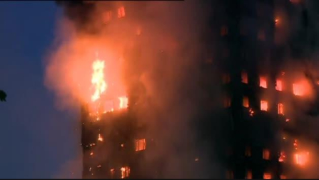 La Torre Grenfell arde en Londres