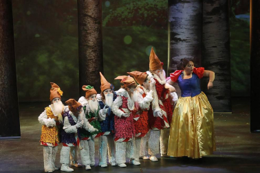Imágenes de la obra que han interpretado 65 niños, jóvenes y adultos en el Teatro Arriaga.