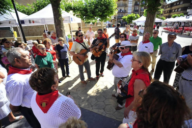 Los auroros de la Ribera Alta animaron el festejo en diferentes puntos de Marcilla. Además de los puestos de artesanía.