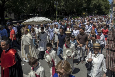 El Corpus congrega a miles de personas en la capital navarra