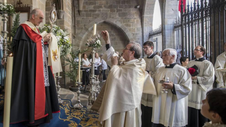 El Corpus congrega a miles de personas en la capital navarra