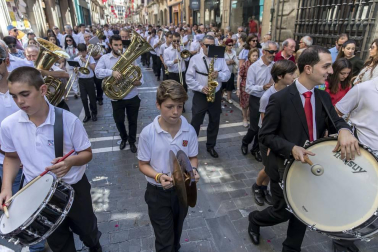 El Corpus congrega a miles de personas en la capital navarra
