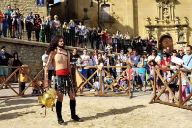 Imágenes de lucha de gladiadores romanos, representación de una boda, mercadillo y otras actividades en Mendigorría.