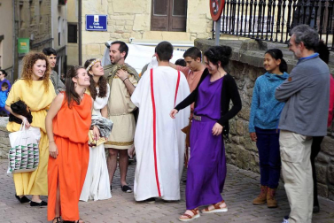 Imágenes de lucha de gladiadores romanos, representación de una boda, mercadillo y otras actividades en Mendigorría.