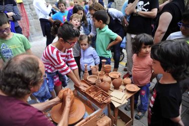 Imágenes de lucha de gladiadores romanos, representación de una boda, mercadillo y otras actividades en Mendigorría.