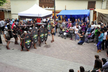 Imágenes de lucha de gladiadores romanos, representación de una boda, mercadillo y otras actividades en Mendigorría.