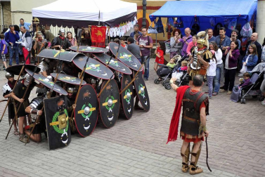Imágenes de lucha de gladiadores romanos, representación de una boda, mercadillo y otras actividades en Mendigorría.